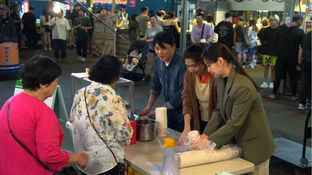 捕獲野生豆花妹！《豆腐媽媽》曾智希突現身「夜市叫賣」引萬人暴動