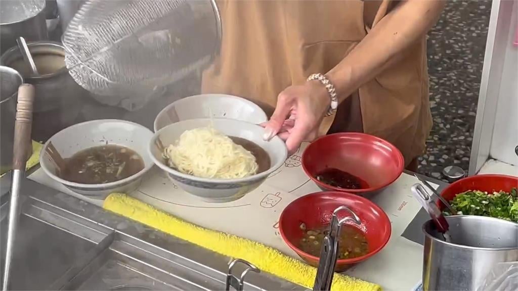 炸醬麵老闆娘神似邵雨薇　人美手藝好、已是二寶媽