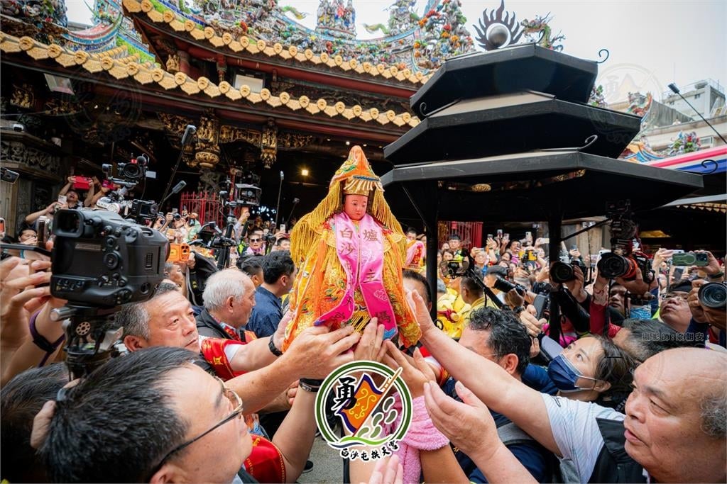 白沙屯媽祖在眼前！阿北被抓包「低頭看成人片」畫面超衝擊　網「1原因」逆風力挺