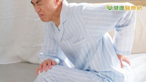 七旬翁背痛數月以為正常老化！子女堅持健檢竟揪出攝護腺癌合併骨轉移