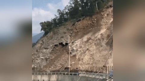 開車記得繞道！南投仁愛鄉「土石崩塌」　驚悚畫面曝光