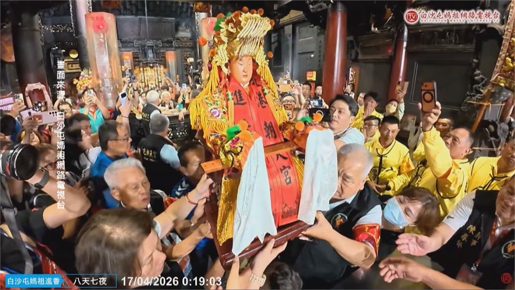 重頭戲「刈火儀式」圓滿　白沙屯媽祖凌晨起駕回鑾