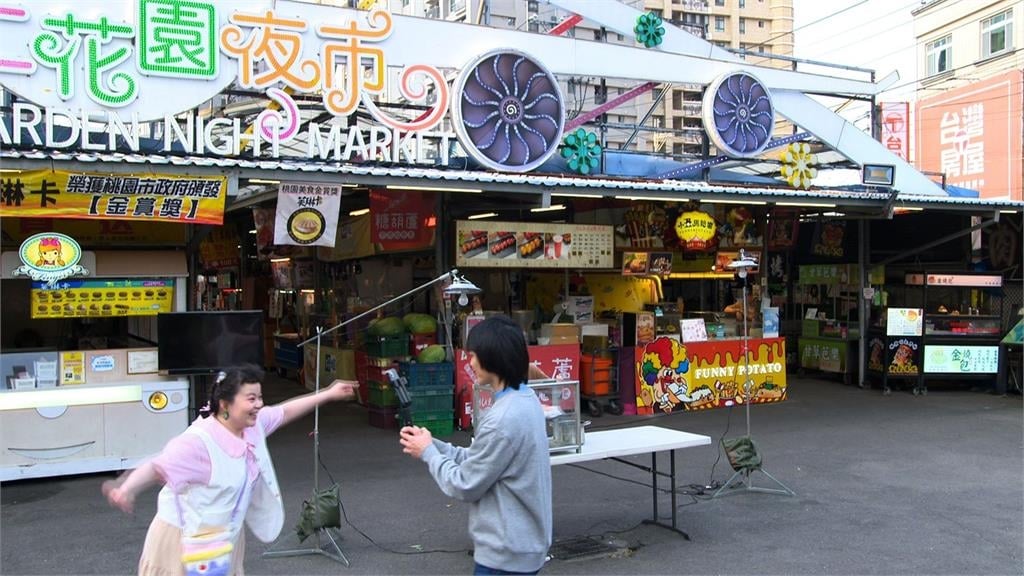 《豆腐媽媽》夜市開戰！豆花大放送化解「冰塊危機」　曾智希叫賣民眾擠爆現場