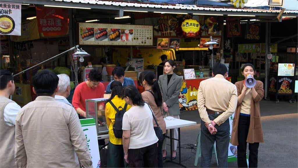 《豆腐媽媽》夜市開戰！豆花大放送化解「冰塊危機」　曾智希叫賣民眾擠爆現場