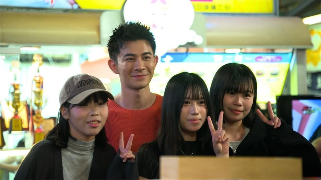 《豆腐媽媽》夜市開戰！豆花大放送化解「冰塊危機」　曾智希叫賣民眾擠爆現場