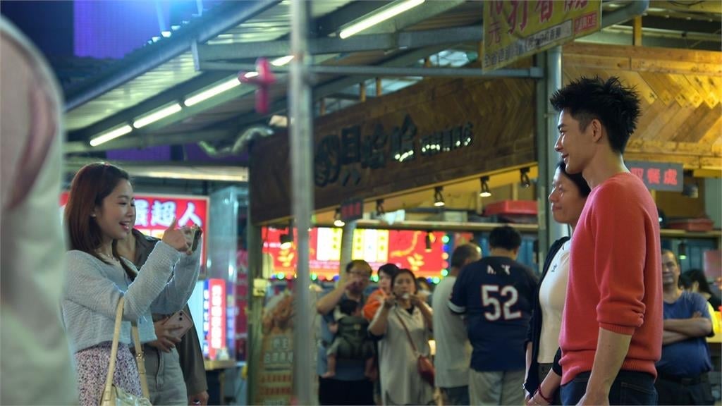 《豆腐媽媽》夜市開戰！豆花大放送化解「冰塊危機」　曾智希叫賣民眾擠爆現場