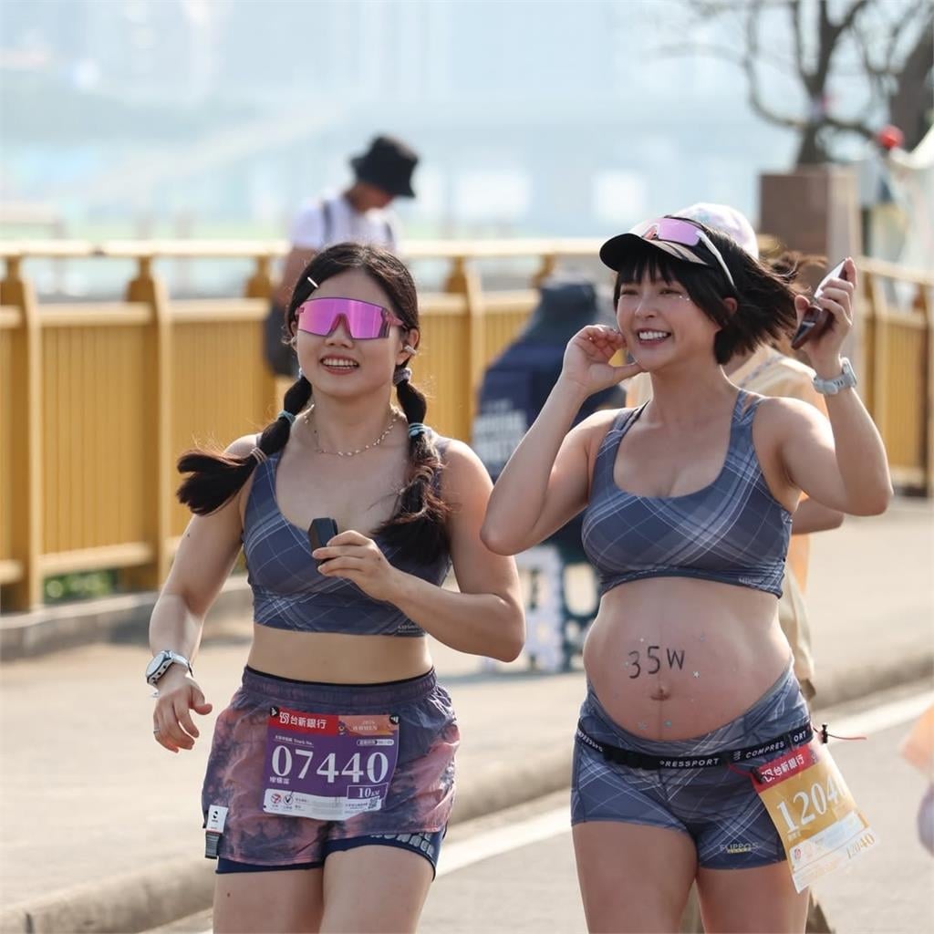 黃沐妍當街「巨球裸裝」畫面曝光！剩1個月卸貨…超狂起伏網震撼：好厲害