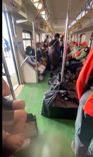 停等為她！女搬8袋行李被勸又搬下車　火車延誤14分鐘