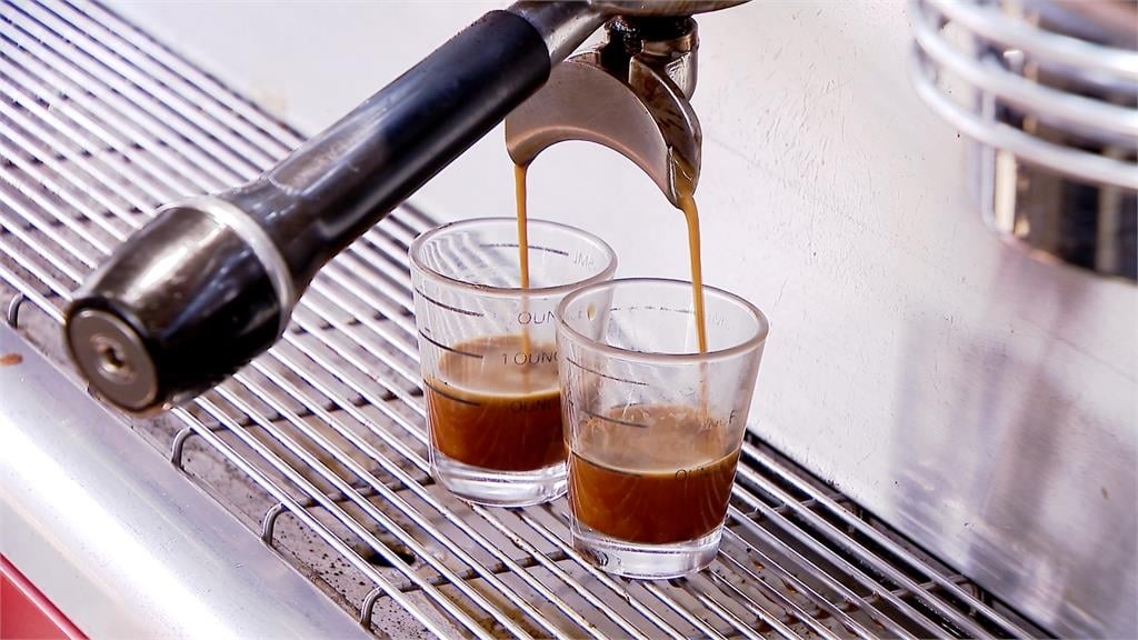 43年研究揭每天喝「1飲品」可顧腦！醫曝堅持可降「18%失智風險」