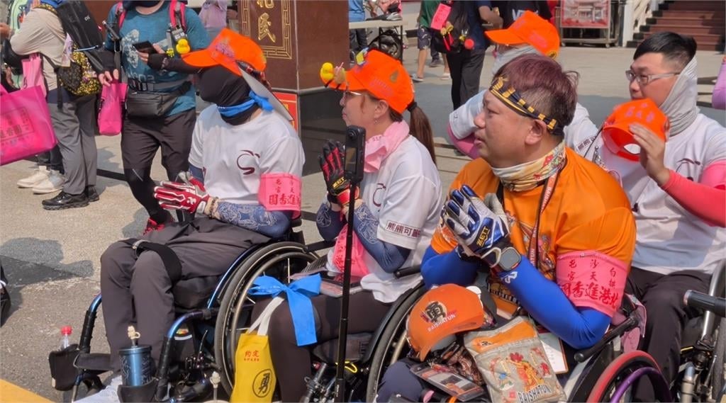 「輪椅特攻隊」跟隨白沙屯媽祖進香　用手推完這條朝聖路