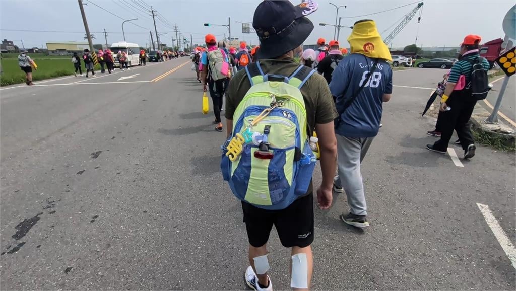 「輪椅特攻隊」跟隨白沙屯媽祖進香　用手推完這條朝聖路