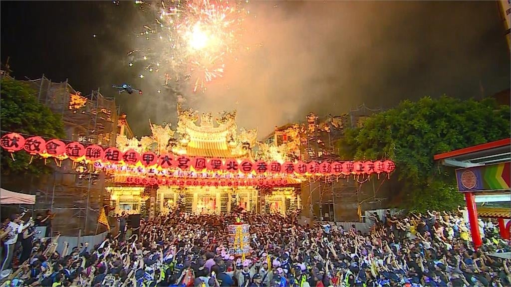 大甲媽八人抬轎如「貴婦出巡」　死忠鐵粉相隨