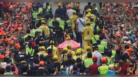 沒臂章不能拿？阿伯排隊領福食遭拒　兩派網友吵翻