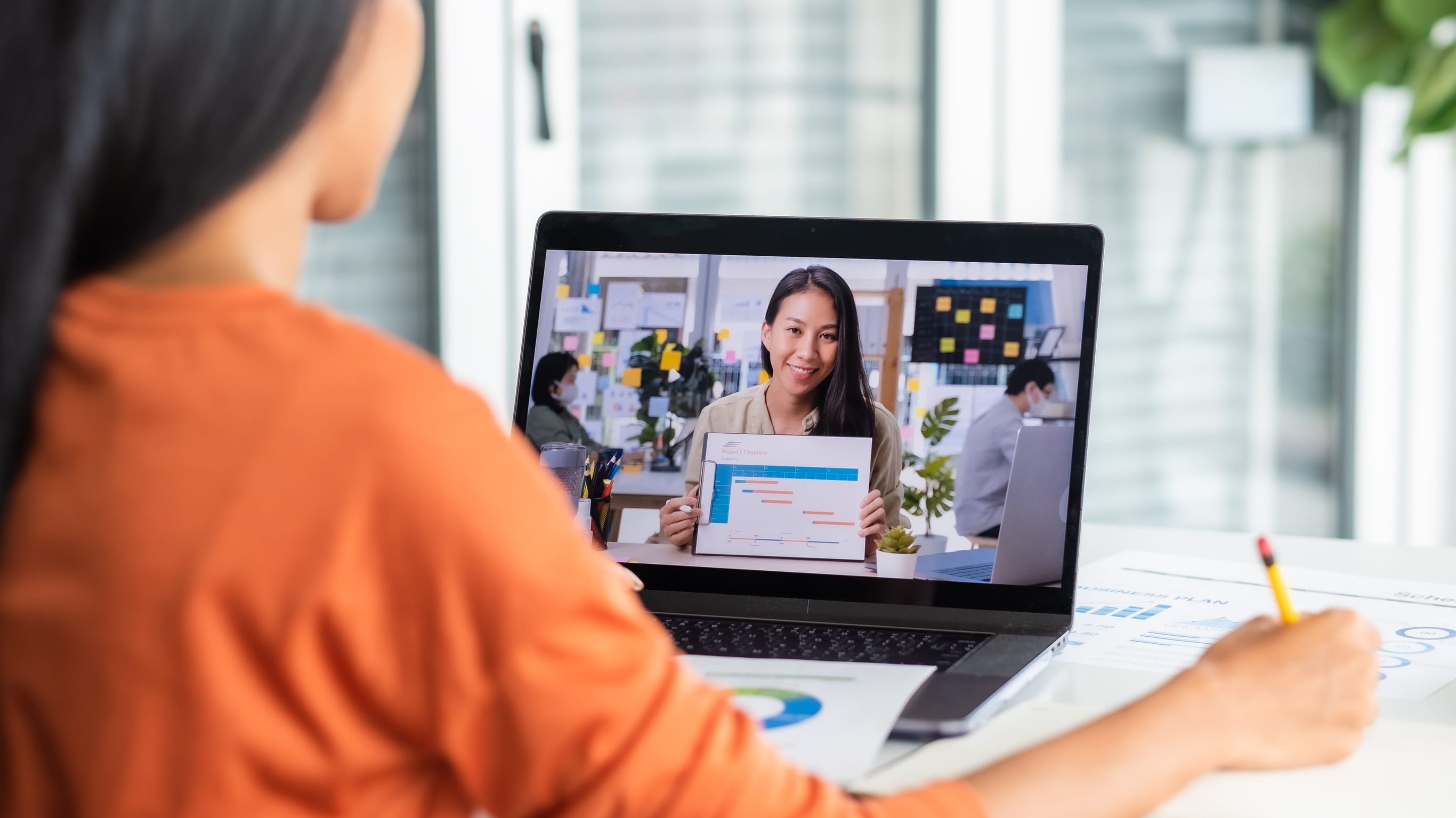 選擇一間靜謐的辦公室，或者是家裡的白牆空間視訊，讓面試官覺得妳有所準備。圖/123RF圖庫