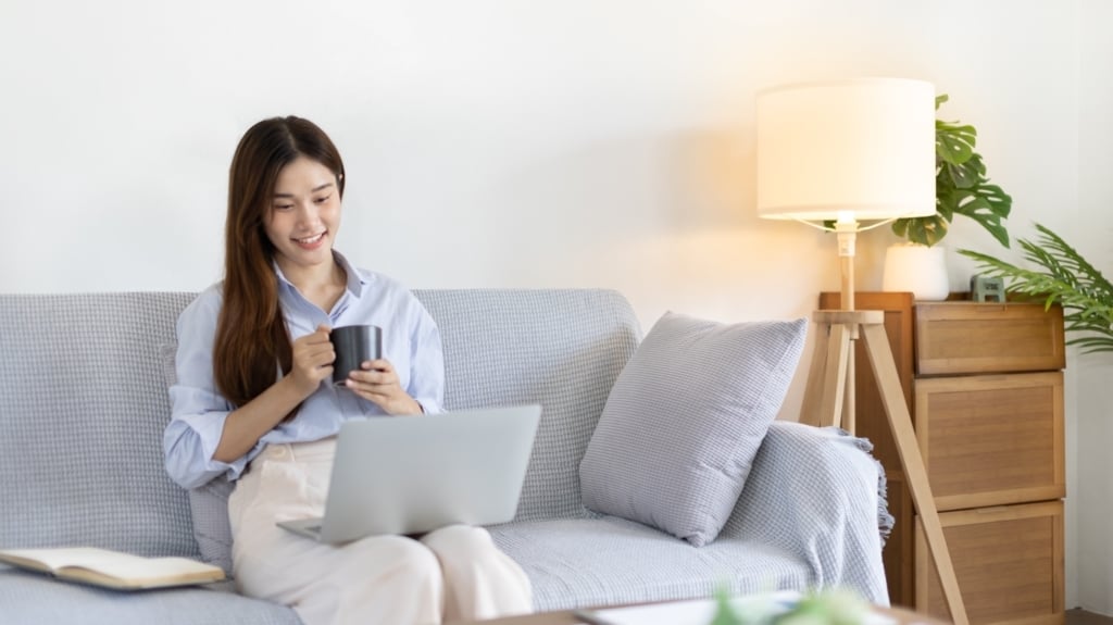 視訊最不能容許的就是網路lag或沒電。面試前三十分鐘，可以一邊喝飲料，一邊確認剪報內容，以及耳機連線穩定、筆電插上電源，並進行一次錄影測試。圖/123RF圖庫