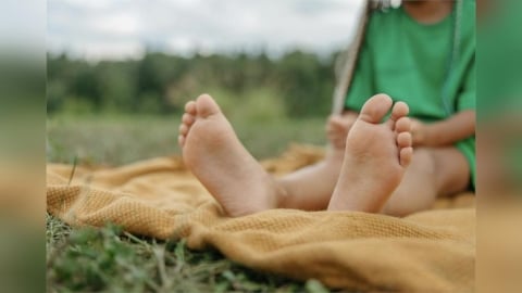 小朋友好像扁平足該緊張？   物理治療師教你8歲前一招辨安心