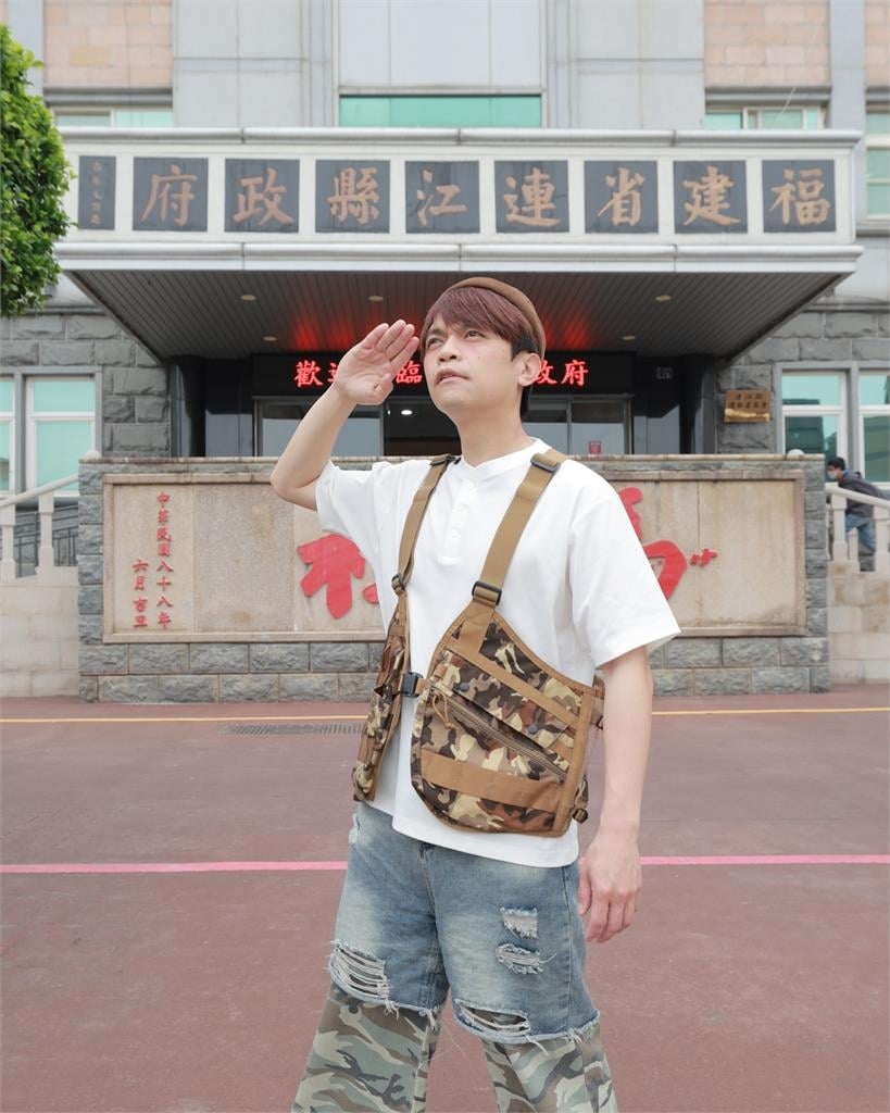 曾拒絕舔共損失百萬…蔡阿嘎突宣布：踏上祖國！「福建省縣政府」打卡照曝光