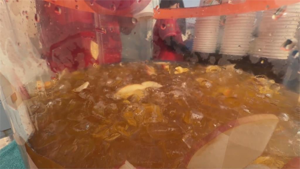 現煮的！鍋煮水果茶一次20大鍋　夜市現場開火煮