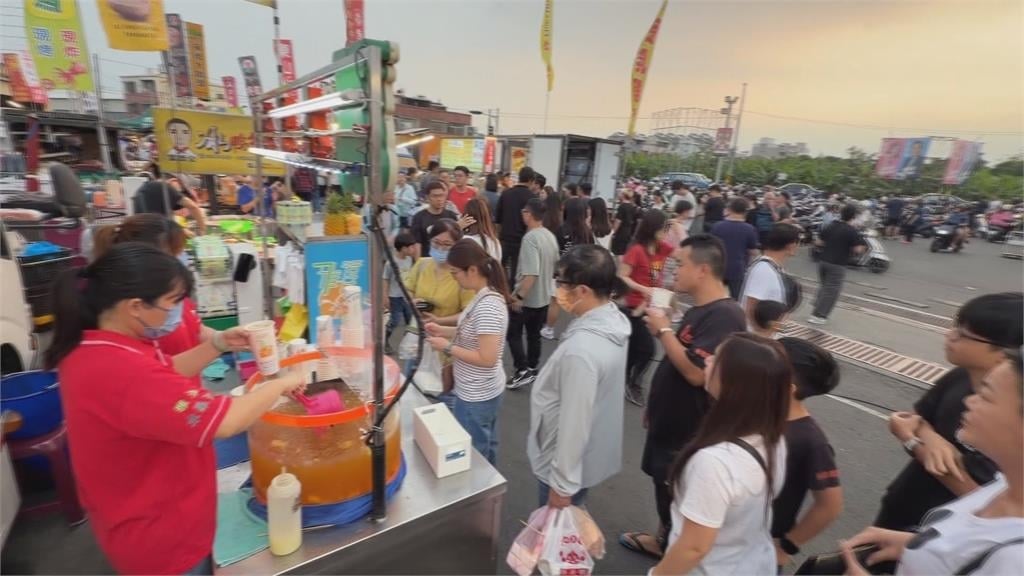 現煮的！鍋煮水果茶一次20大鍋　夜市現場開火煮