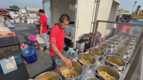 現煮的！鍋煮水果茶一次20大鍋　夜市現場開火煮