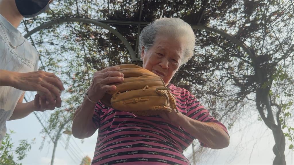 週日將登投手丘開球　大港阿嬤苦練投球、用心打扮