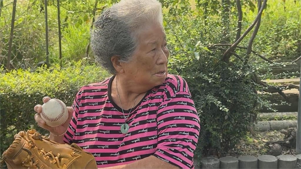 週日將登投手丘開球　大港阿嬤苦練投球、用心打扮
