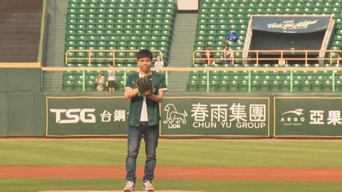 週日將登投手丘開球　大港阿嬤苦練投球、用心打扮