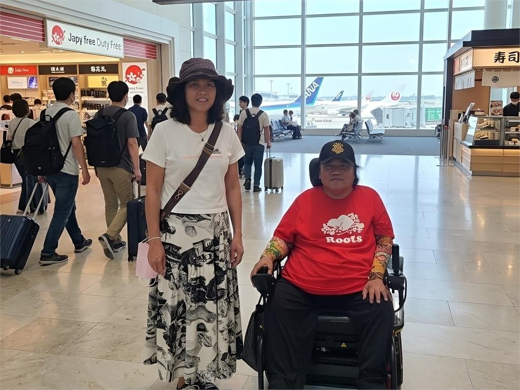 輪椅勇者不設限 帶團觀光看世界