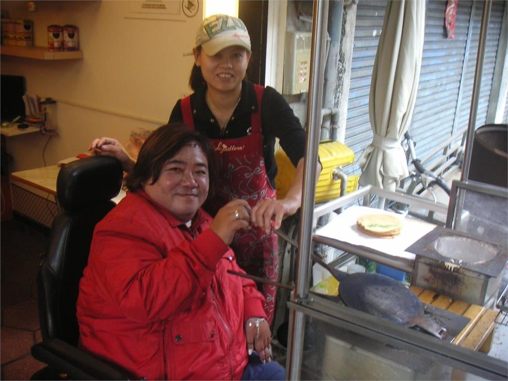 輪椅勇者不設限 帶團觀光看世界