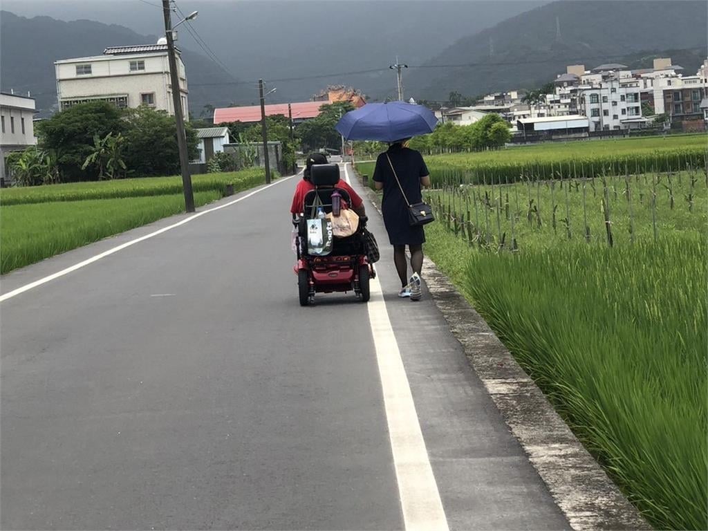 輪椅勇者不設限 帶團觀光看世界