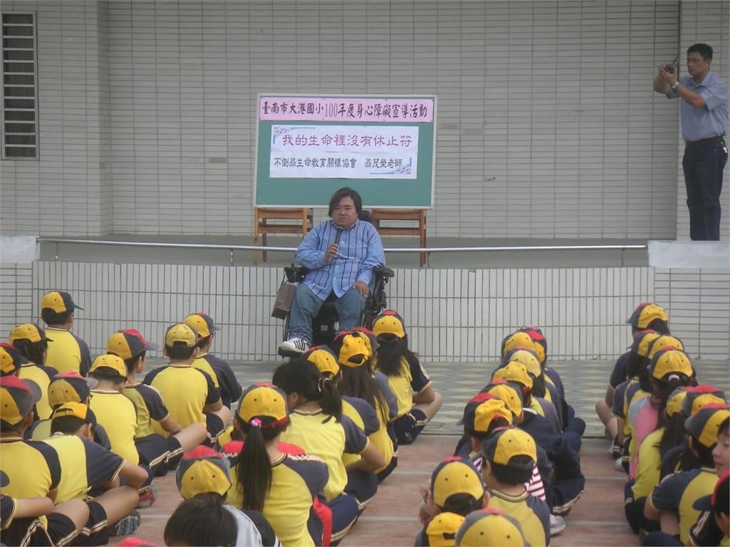 輪椅勇者不設限 帶團觀光看世界