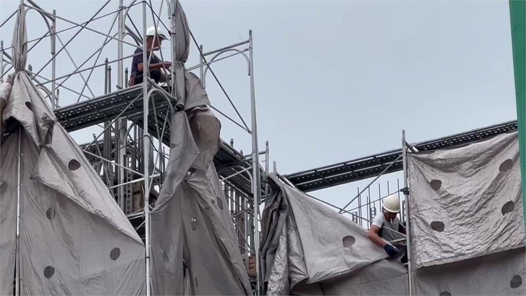 她偶然發現工人制服背後繡上「姓名＋血型」…內行人揭背後心酸真相！