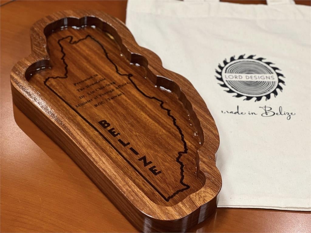 快新聞／文化底蘊藏巧思！林佳龍獲贈貝里斯客製木雕　暖心故事曝光