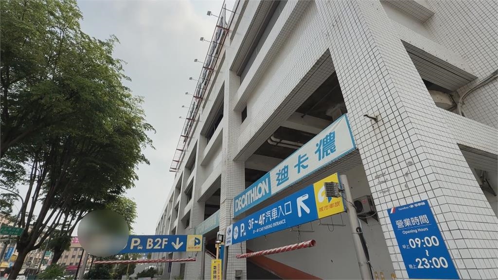 提前打烊？高雄賣場購物「受困車道」　夫妻氣炸：員工全說不清楚
