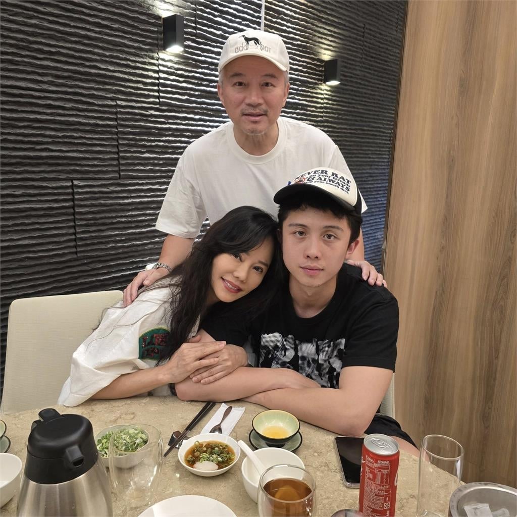 狄鶯喝茫「秀腋下、腳底板」火辣開直播！遭問「孫安佐喝母乳」怒嗆：我還有？