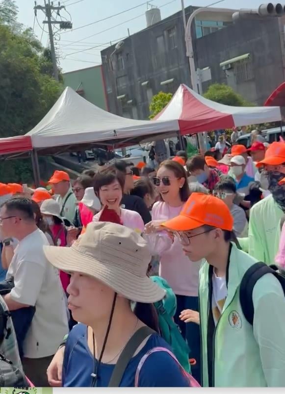 捕獲野生101董座！賈永婕現身白沙屯「鑽轎底」成功興奮尖叫：我好幸運！