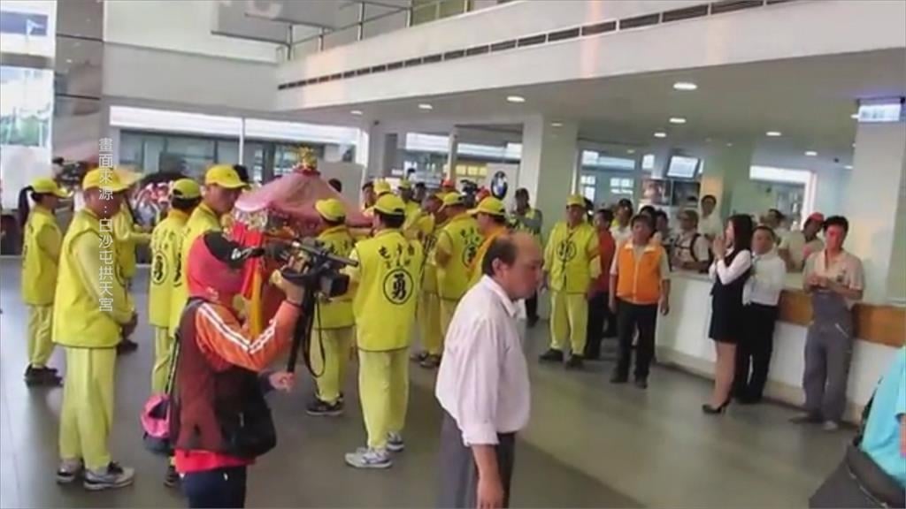 白沙屯媽祖進香注意! 鑽轎底須脫帽.包包背胸前