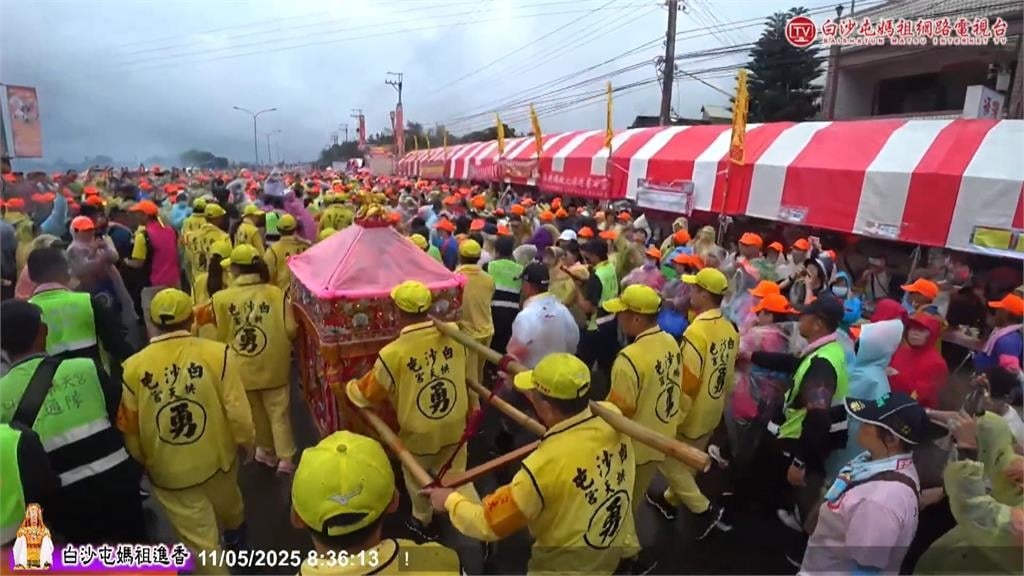 白沙屯媽祖進香注意! 鑽轎底須脫帽.包包背胸前