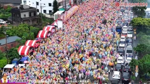 白沙屯媽祖進香注意! 鑽轎底須脫帽.包包背胸前