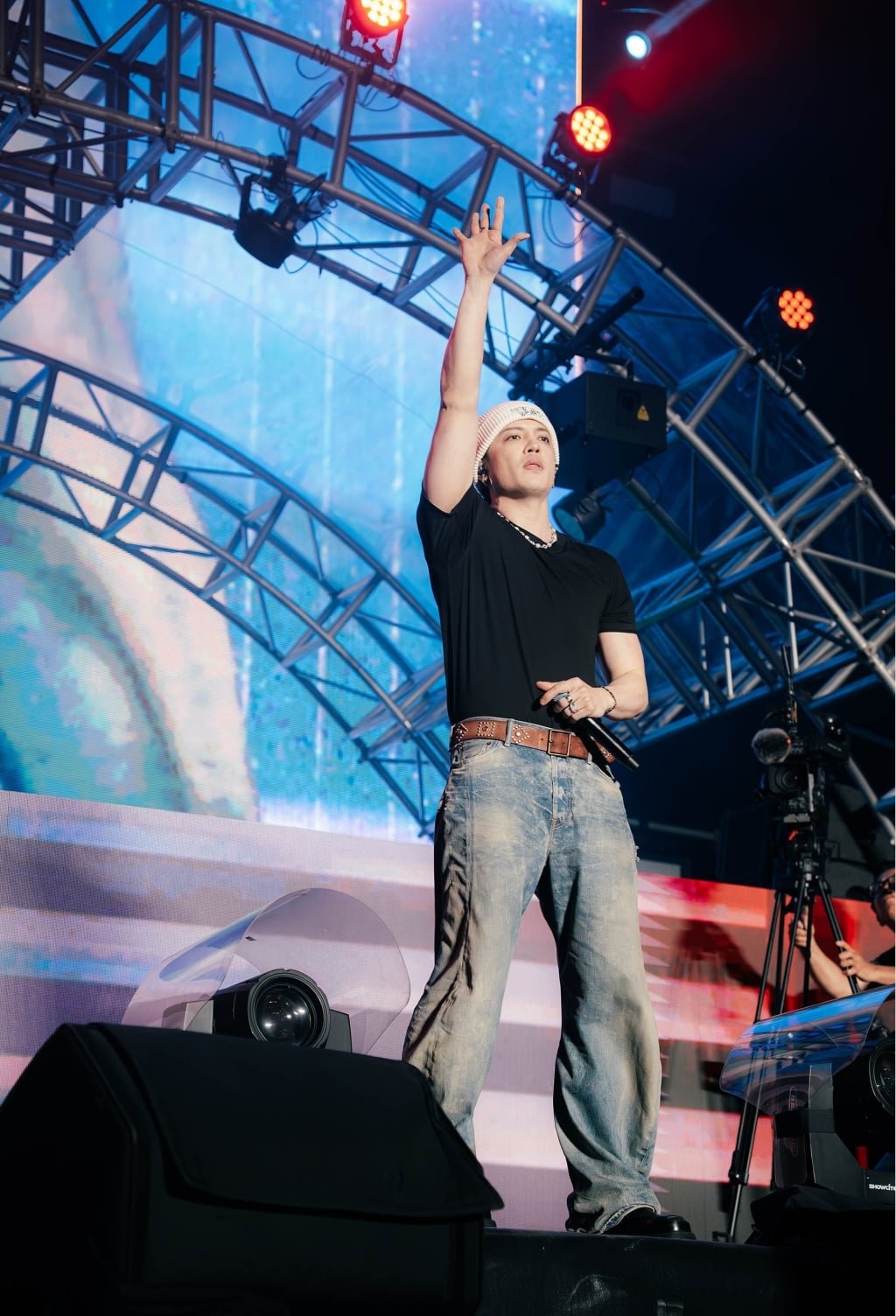 男歌手電音趴開唱「背後突冒火」 舞台驚魂場面曝：以為是下雨