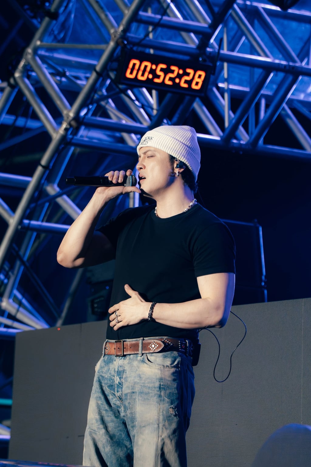 男歌手電音趴開唱「背後突冒火」 舞台驚魂場面曝：以為是下雨