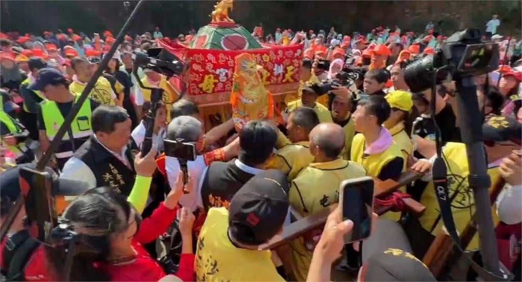 白沙屯媽祖「換乘八人大轎」　粉紅超跑變身！香燈腳塞爆見證
