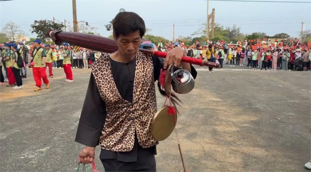 白沙屯媽祖「換乘八人大轎」　粉紅超跑變身！香燈腳塞爆見證