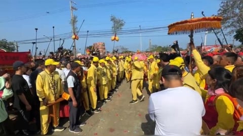 白沙屯媽祖「換乘八人大轎」　粉紅超跑變身！香燈腳塞爆見證