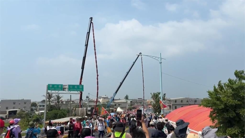 瘋大甲媽！雲林備15公尺炮仗迎駕　大甲高中加入遶境隊伍