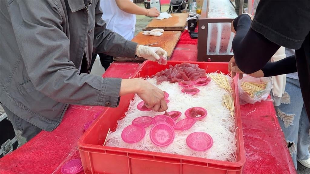 白沙屯媽祖回家了！　補給站「生魚片、椰子」慰勞香燈腳