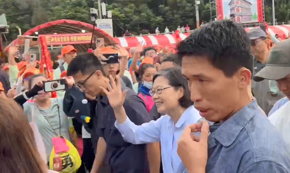 最新／白沙屯媽祖回宮倒數！蔡英文體驗「一日香燈腳」清晨現身接駕