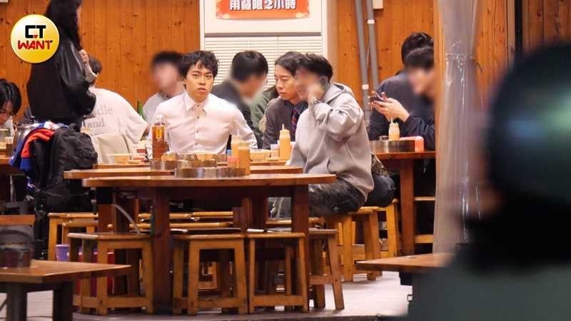 結束通話後，賀瓏與黃昶豪等人隨即前往附近羊肉爐店聚餐。（圖／本刊攝影組）