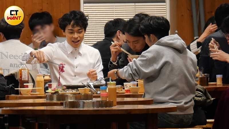 三人邊吃邊聊，席間賀瓏不時揚起嘴角，看起來心情頗好。（圖／本刊攝影組）