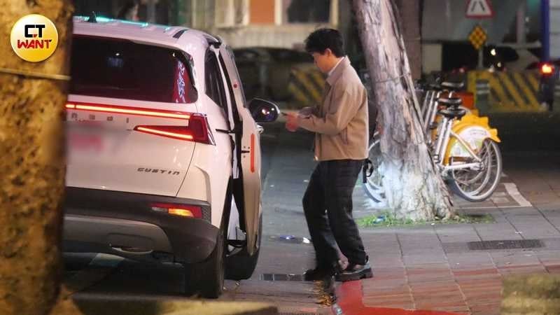 吃飽喝足後，賀瓏獨自搭乘多元計程車返家。（圖／本刊攝影組）